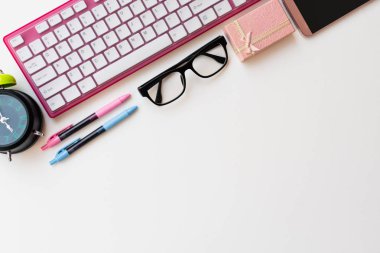 Beyaz kağıt arka planda yalıtılmış ofis malzemeleri.