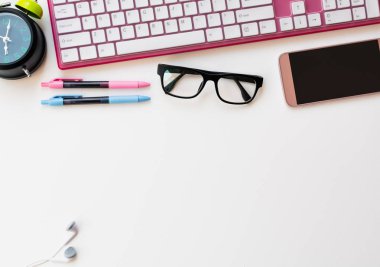 Beyaz kağıt arka planda yalıtılmış ofis masası malzemeleri.