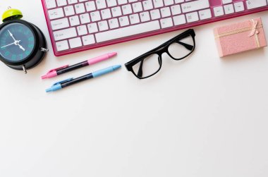 Beyaz kağıt arka planda yalıtılmış ofis masası malzemeleri.