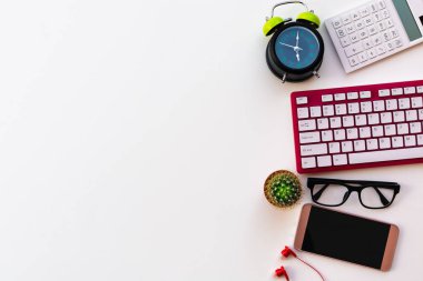 Beyaz kağıt arka planda yalıtılmış ofis malzemeleri.