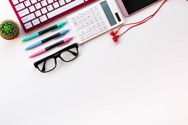 Beyaz kağıt arka planda yalıtılmış ofis malzemeleri.