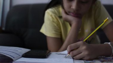 Masada ödev yapan genç bir kız, eğitim konsepti..