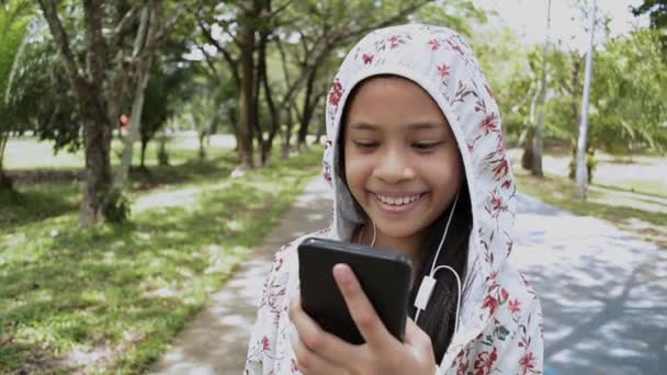 Close Retrato Menina Bonito Casaco Ouvir Música Enquanto Caminhava Parque — Vídeo de Stock