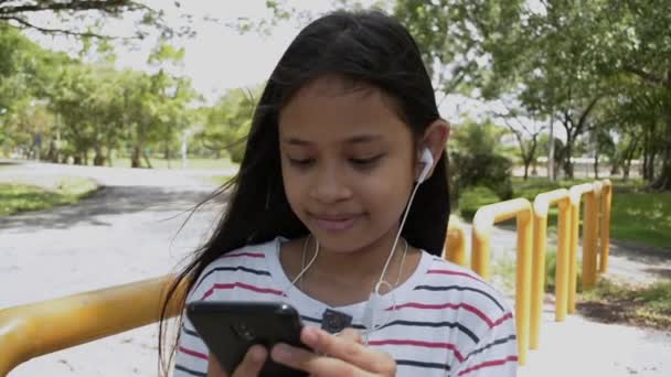 Close Retrato Menina Bonito Ouvir Música Enquanto Caminha Parque Público — Vídeo de Stock