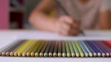 Çalışma masasında renkli kalem ile kadın tasarımcı çizim, Seçici odak.