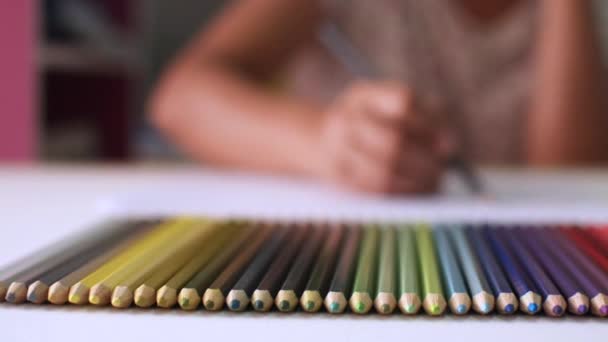 Dibujo Diseñador Femenino Con Lápiz Color Escritorio Trabajo Enfoque Selectivo — Vídeos de Stock