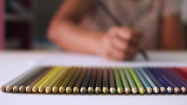 ワーキングデスクに色鉛筆で描く女性デザイナー セレクティブフォーカス — ストック動画