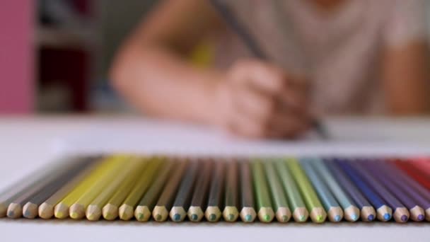 ワーキングデスクに色鉛筆で描く女性デザイナー セレクティブフォーカス — ストック動画