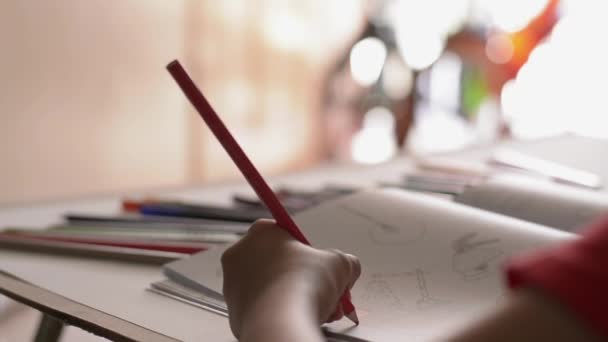 Keze kislány színező kép egy könyvben, színes ceruza az asztalra, művészeti és oktatási koncepció.