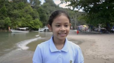 Sevimli kız yaz aylarında sahilde mutlu bir şekilde yürüyüş, Yavaş hareket.