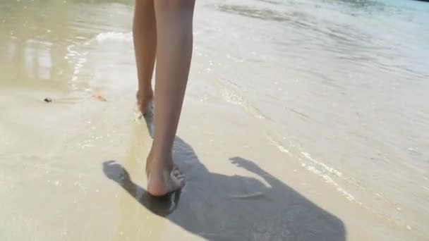 Menina Caminhando Descalço Praia Com Águas Rasas Durante Verão — Vídeo de Stock