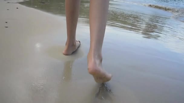Маленькая Девочка Ходит Босиком Пляжу Мелководьем Летом — стоковое видео