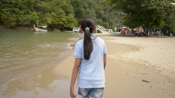 Långt Hår Flicka Går Maklig Stranden Sommaren Slow Motion — Stockvideo