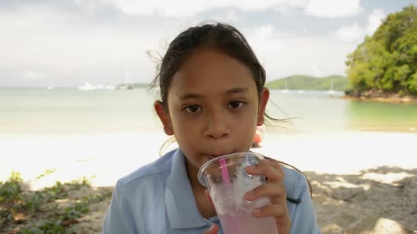 Chica Encantadora Beber Agua Con Paja Taza Plástico Bajo Sombra — Vídeos de Stock