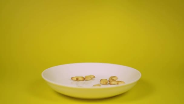 Σχήμα Των Θαλασσινών Χύνεται Ένα Πιάτο Που Απομονώνεται Κίτρινο Φόντο — Αρχείο Βίντεο