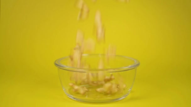 Crackers Skaldjur Form Hälls Klar Skål Isolerad Gul Bakgrund — Stockvideo