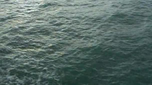 Surface de la mer avec peu de vagues sous le soleil .