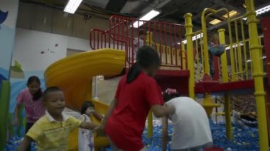 Phuket, Tayland-Temmuz 07, 2019: birçok çocuk bir alışveriş merkezi oyun odasında eğlenceli oynamak, çocuklar kapalı eğlence parkında birlikte oynamak için zevk.