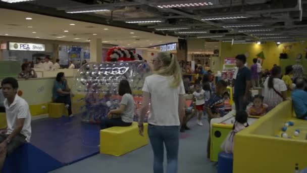 Пхукет Таїланд Липня 2019 Багато Дітей Грають Задоволенням Торговому Центрі — стокове відео