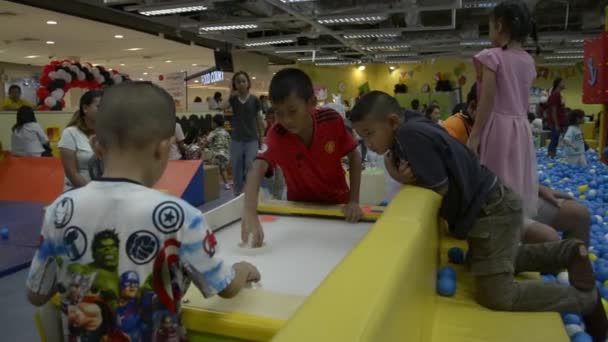 Phuket Thailand July 2019 Many Children Play Fun Shopping Mall — Stock Video