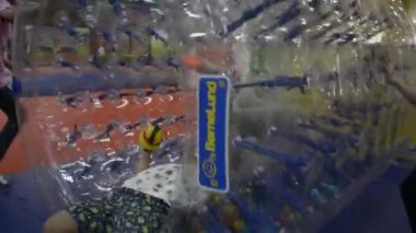 Phuket, Tayland-Temmuz 07, 2019: çocuklar alışveriş merkezi kapalı oyun alanında büyük bir şeffaf silindir ile birlikte oynuyor.