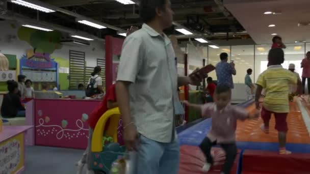 Phuket Tajlandia Lipca 2019 Wiele Dzieci Bawią Się Centrum Handlowym — Wideo stockowe