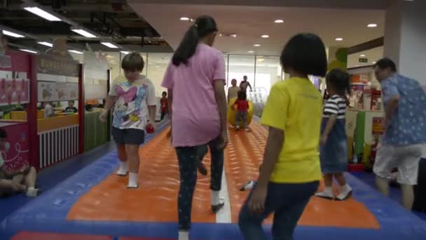 普吉岛 2019年7月7日 许多孩子在购物中心游乐场房间玩的乐趣 孩子们喜欢一起在室内游乐园玩耍 — 图库视频影像