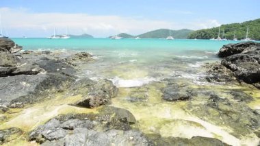 Phuket, Tayland 'da yaz aylarında açık su ve yatlar ile Andaman Denizi 'nde Ao Yon Körfezi 'nin manzarası.