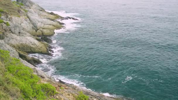 プーケットの有名な見事な眺めであるアンダマン海のフロムテップ岬の風景 — ストック動画