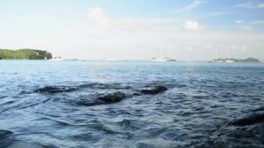 Phuket, Tayland bulutlu mavi gökyüzü altında Yatlar ile Andaman Denizi 'nde Ao Yon Bay sahne.