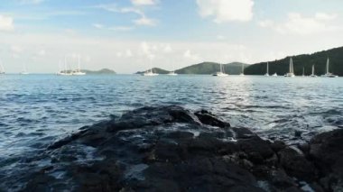 Phuket, Tayland bulutlu mavi gökyüzü altında Yatlar ile Andaman Denizi 'nde Ao Yon Bay sahne.