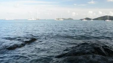 Phuket, Tayland bulutlu mavi gökyüzü altında Yatlar ile Andaman Denizi 'nde Ao Yon Bay sahne.