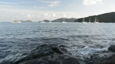 Phuket, Tayland bulutlu mavi gökyüzü altında Yatlar ile Andaman Denizi 'nde Ao Yon Bay sahne.