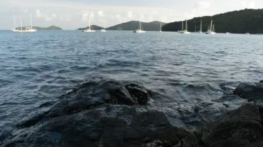 Phuket, Tayland bulutlu mavi gökyüzü altında Yatlar ile Andaman Denizi 'nde Ao Yon Bay sahne.