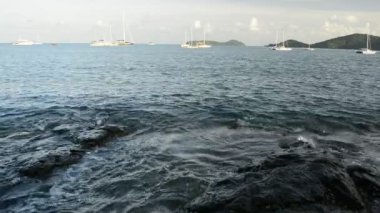 Phuket, Tayland bulutlu mavi gökyüzü altında Yatlar ile Andaman Denizi 'nde Ao Yon Bay sahne.
