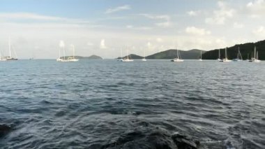 Phuket, Tayland bulutlu mavi gökyüzü altında Yatlar ile Andaman Denizi 'nde Ao Yon Bay sahne.
