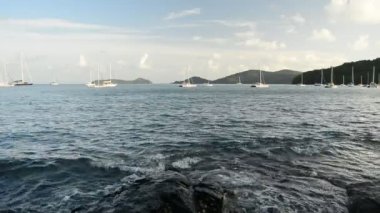 Phuket, Tayland bulutlu mavi gökyüzü altında Yatlar ile Andaman Denizi 'nde Ao Yon Bay sahne.