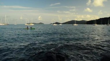 Deniz içinde Kano oynarken tanınmayan halklar ile Ao Yon Bay sahne, Phuket, Tayland bulutlu mavi gökyüzü altında Yatlar ile Andaman Denizi güzelliği.