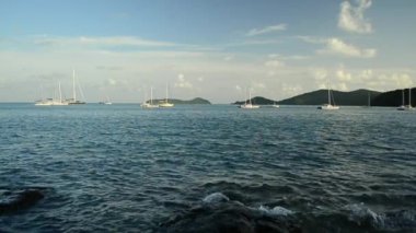 Phuket, Tayland bulutlu mavi gökyüzü altında Yatlar ile Andaman Denizi 'nde Ao Yon Bay sahne.