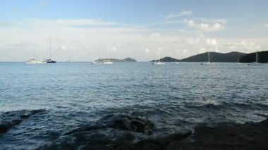 Phuket, Tayland bulutlu mavi gökyüzü altında Yatlar ile Andaman Denizi 'nde Ao Yon Bay sahne.