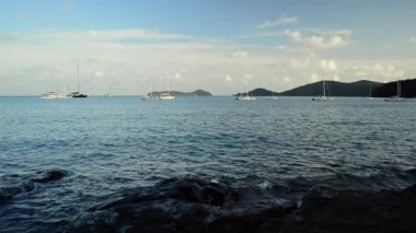 Phuket, Tayland bulutlu mavi gökyüzü altında Yatlar ile Andaman Denizi 'nde Ao Yon Bay sahne.