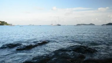 Phuket, Tayland bulutlu mavi gökyüzü altında Yatlar ile Andaman Denizi 'nde Ao Yon Bay sahne.