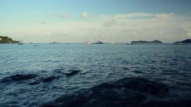 Phuket, Tayland bulutlu mavi gökyüzü altında Yatlar ile Andaman Denizi 'nde Ao Yon Bay sahne.