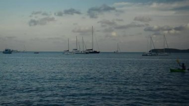 Deniz içinde Kano oynarken tanınmayan halklar ile Ao Yon Bay sahne, Phuket, Tayland bulutlu mavi gökyüzü altında Yatlar ile Andaman Denizi güzelliği.