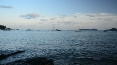 Phuket, Tayland bulutlu mavi gökyüzü altında Yatlar ile Andaman Denizi 'nde Ao Yon Bay sahne.