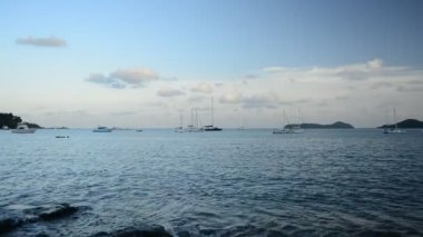 Phuket, Tayland bulutlu mavi gökyüzü altında Yatlar ile Andaman Denizi 'nde Ao Yon Bay sahne.