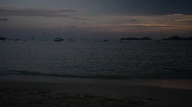 Gün batımı sırasında Yatlar ile Andaman Denizi 'nde Ao Yon Körfezi güzellik sahne, Phuket, Tayland.