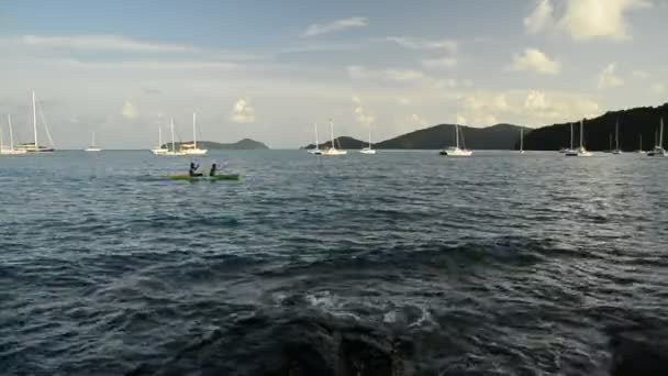 Landskap Yon Bay Med Oigenkännliga Folk Spelar Kajak Havet Skönheten — Stockvideo