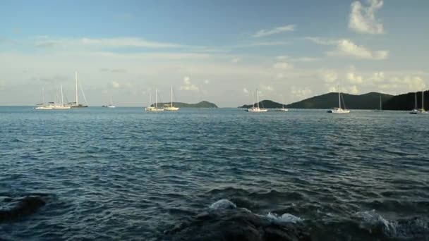 Paisaje Bahía Yon Andaman Mar Con Yates Bajo Cielo Azul — Vídeos de Stock