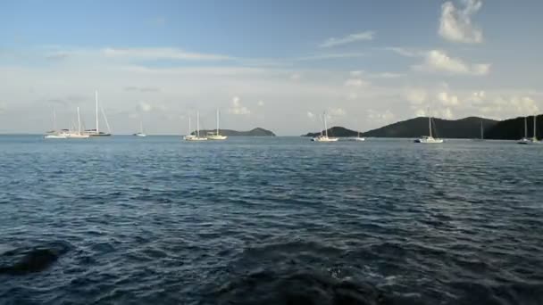 Paisaje Bahía Yon Andaman Mar Con Yates Bajo Cielo Azul — Vídeos de Stock